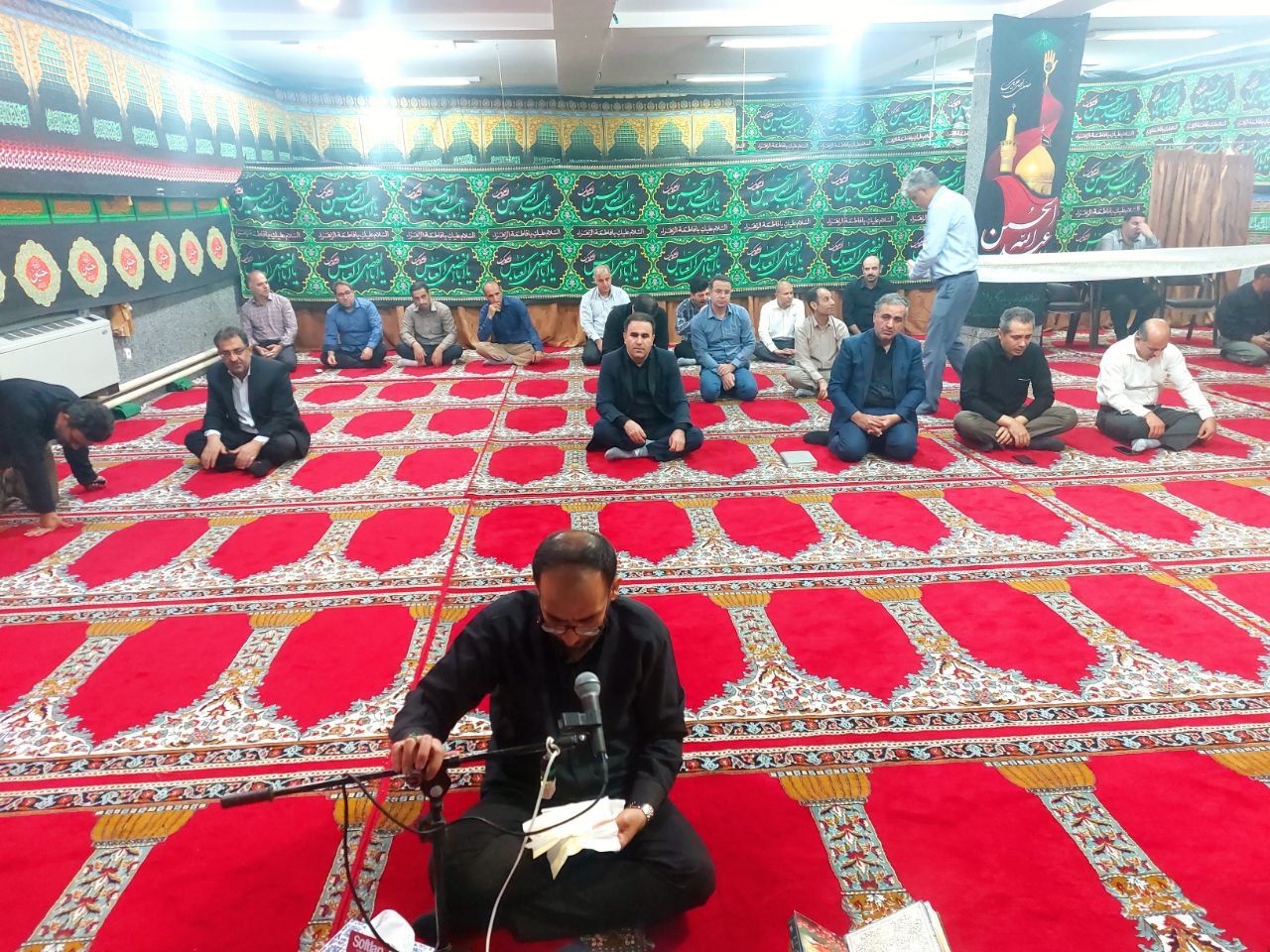 برگزاری مراسم عزاداری وقرائت زیارت عاشورا در مخابرات منطقه کرمانشاه