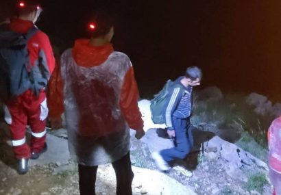 نجات دو کوهنورد گرفتار در ارتفاعات کوه‌های طاقبستان کرمانشاه